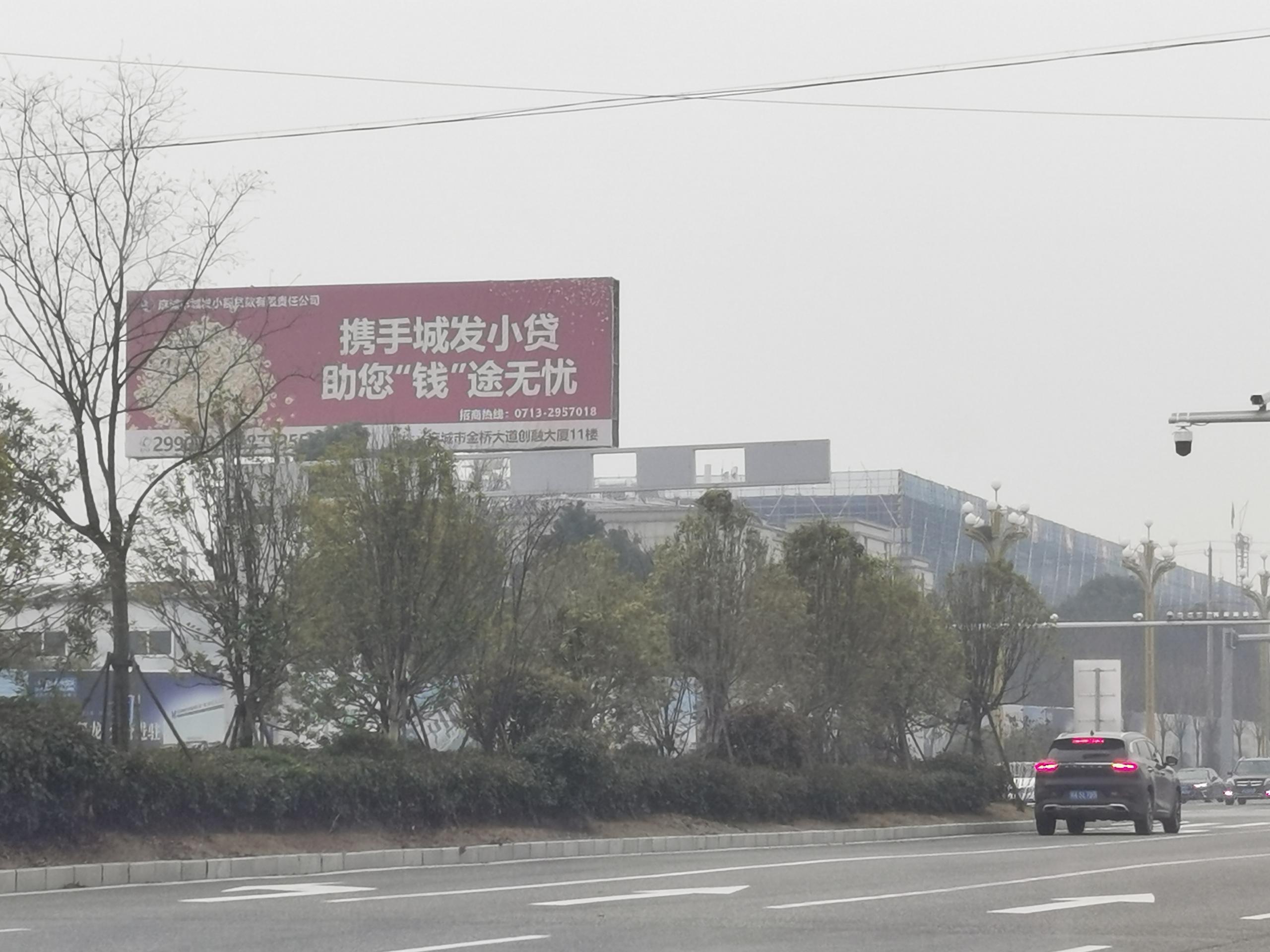 4河?xùn)|高速藍翔光彩大市場處.jpg